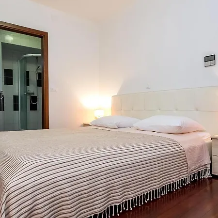 Prvi Red Do Mora, Mrljane, Pasman Apartment