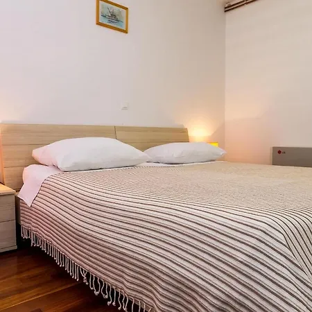 Prvi Red Do Mora, Mrljane, Pasman Apartment